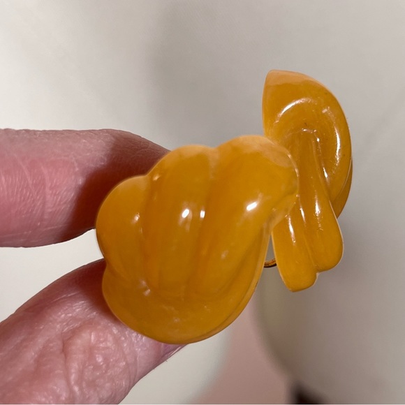 Vintage Retro Deco Lucite Plastic Oversized Amber colored Knot Clip Earrings - Picture 14 of 15